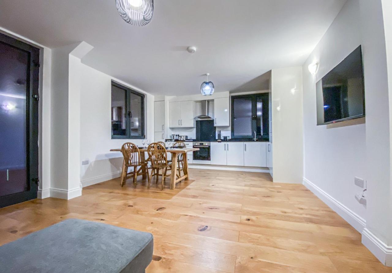 2 Bedroom City Centre Apartment With Parking Bedford Exterior photo