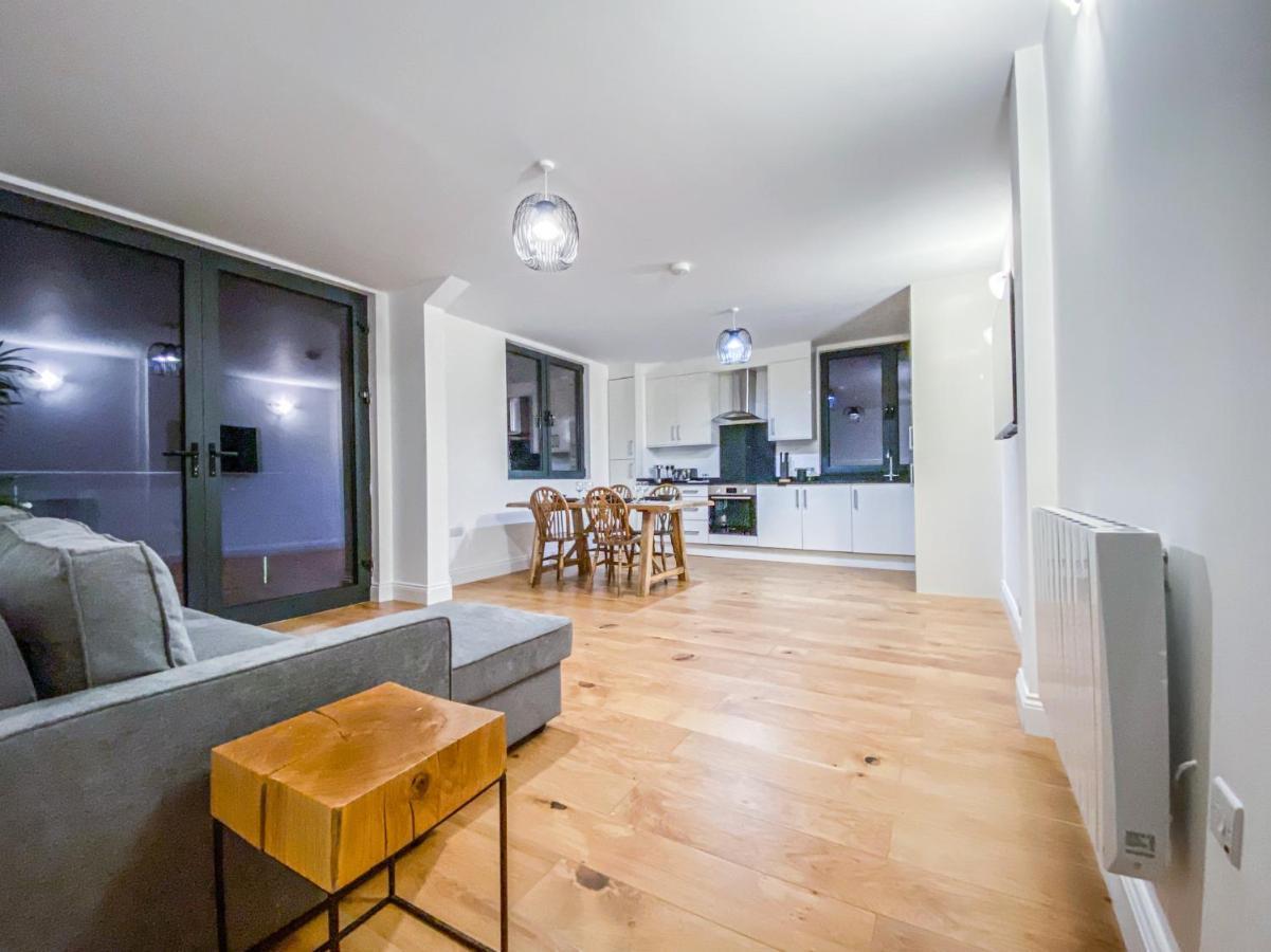 2 Bedroom City Centre Apartment With Parking Bedford Exterior photo